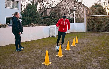 Kicken wie ein Mädchen